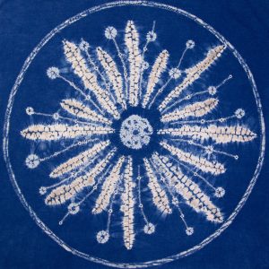 Mandala Chicorée sauvage sur coton, teinture indigo et chicorée sauvage
