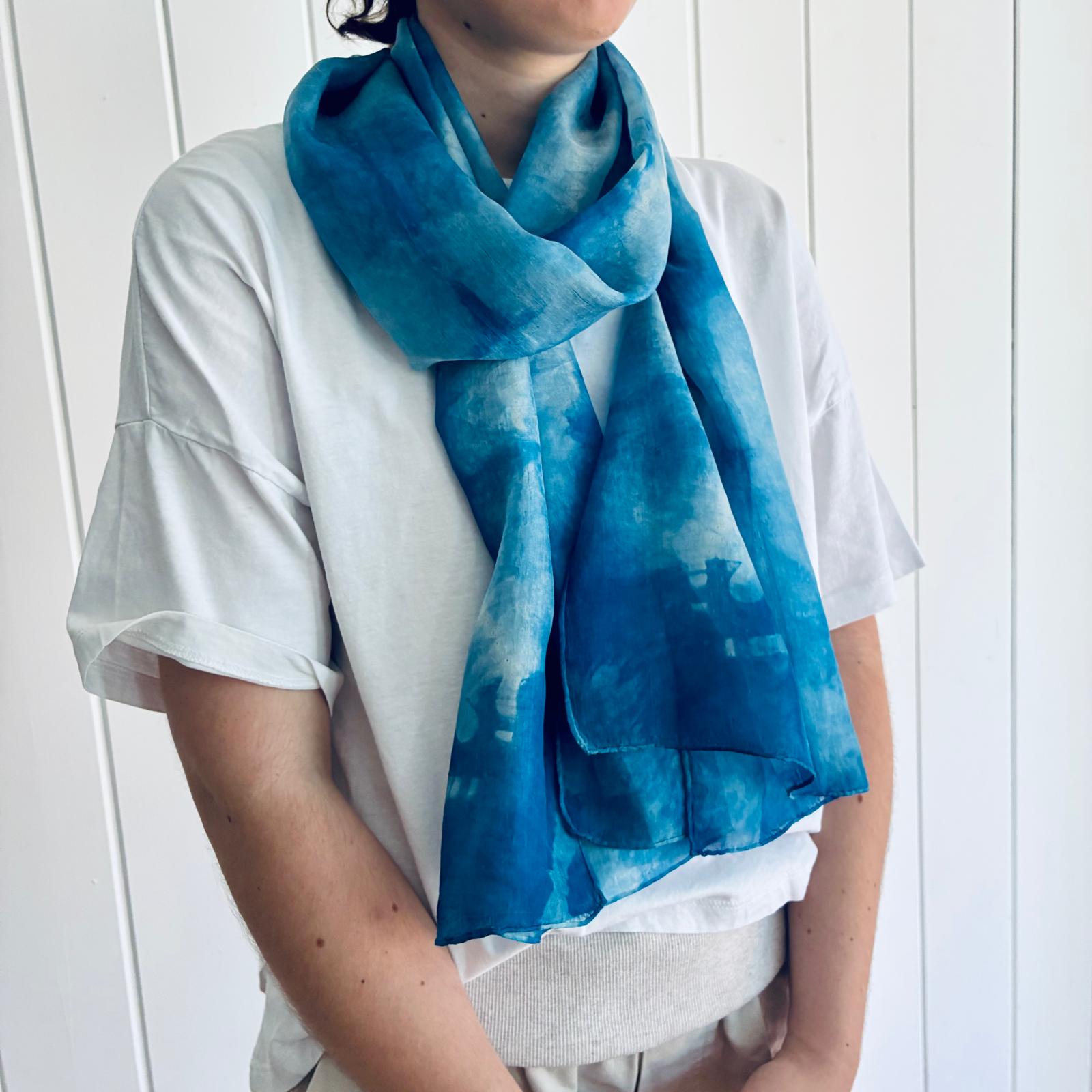 Foulard en soie, motif Tatewaku en Nui-Shibori, teinture indigo naturel