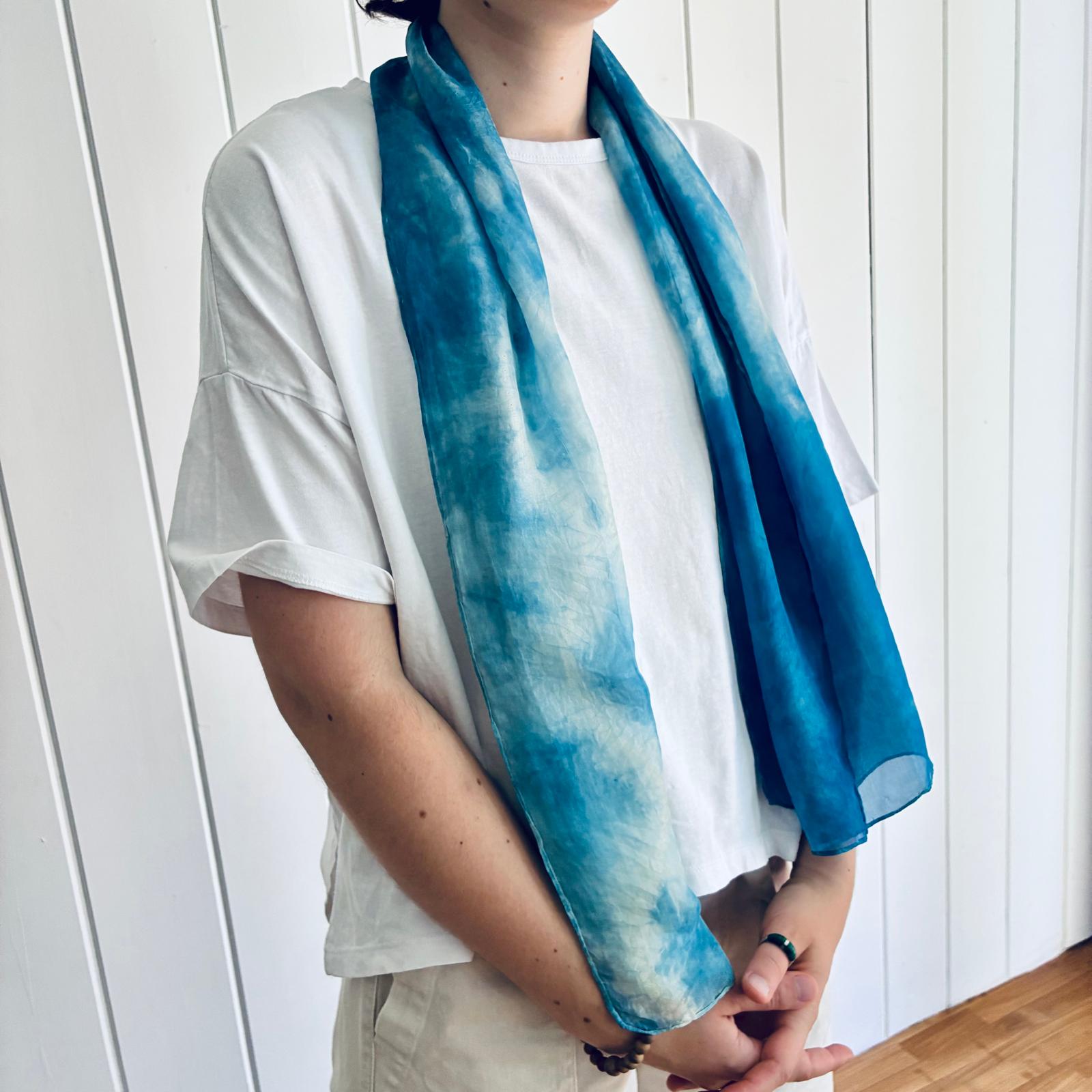 Foulard en soie, motif Tatewaku en Nui-Shibori, teinture indigo naturel