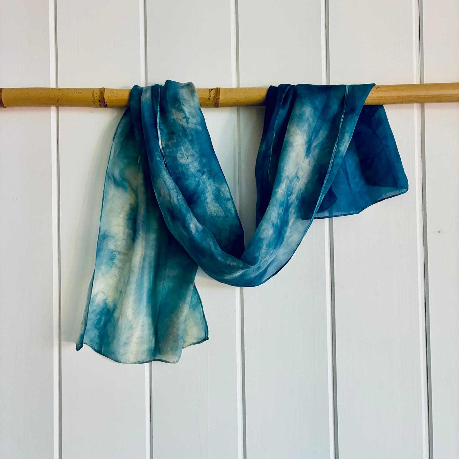 Foulard en soie, motif Tatewaku en Nui-Shibori, teinture indigo naturel
