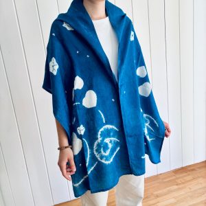 Foulard en viscose japonaise, motif floral et détails Shibori